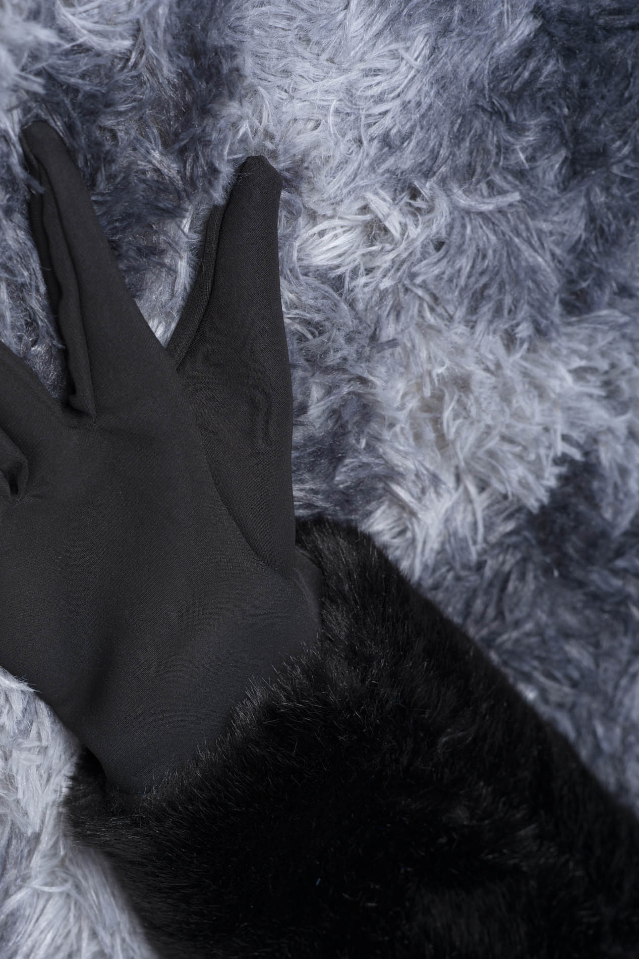 2. Guanti Neri Dettaglio